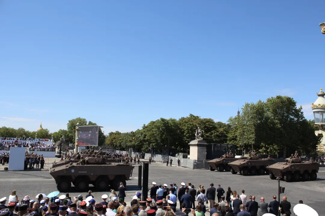 ▲ 在阅兵式上，多类装甲车悉数登场。（欧洲时报记者靖树 摄）