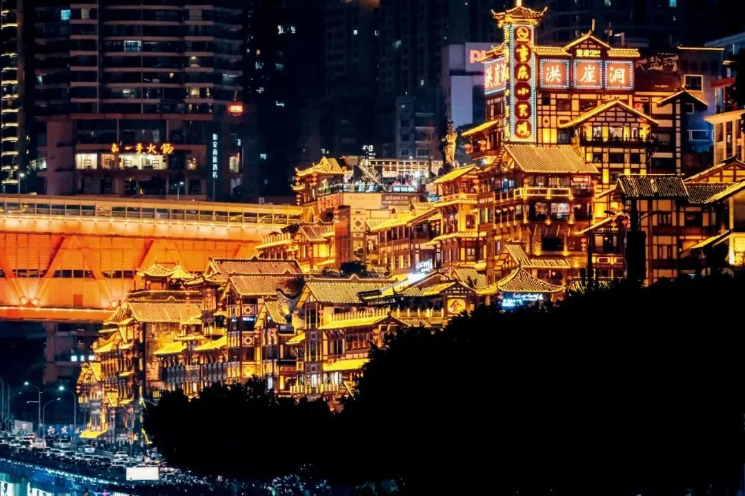 重庆市渝中区的洪崖洞文化和旅游消费集聚区。图/视觉中国