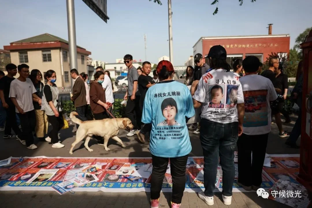 5月1日，山东淄博，几位母亲在街头宣传寻亲信息，吸引来往的游人。中青报·中青网记者 曲俊燕/摄