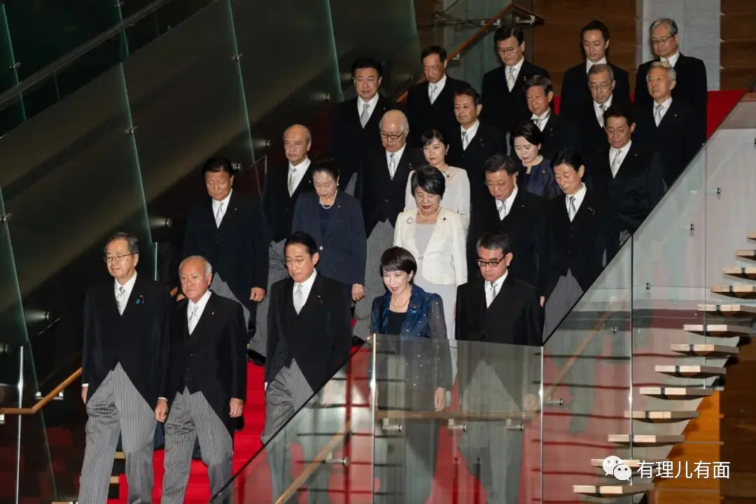 日本首相岸田文雄（前排中）在东京的首相官邸率阁僚合影。新华社记者张笑宇摄
