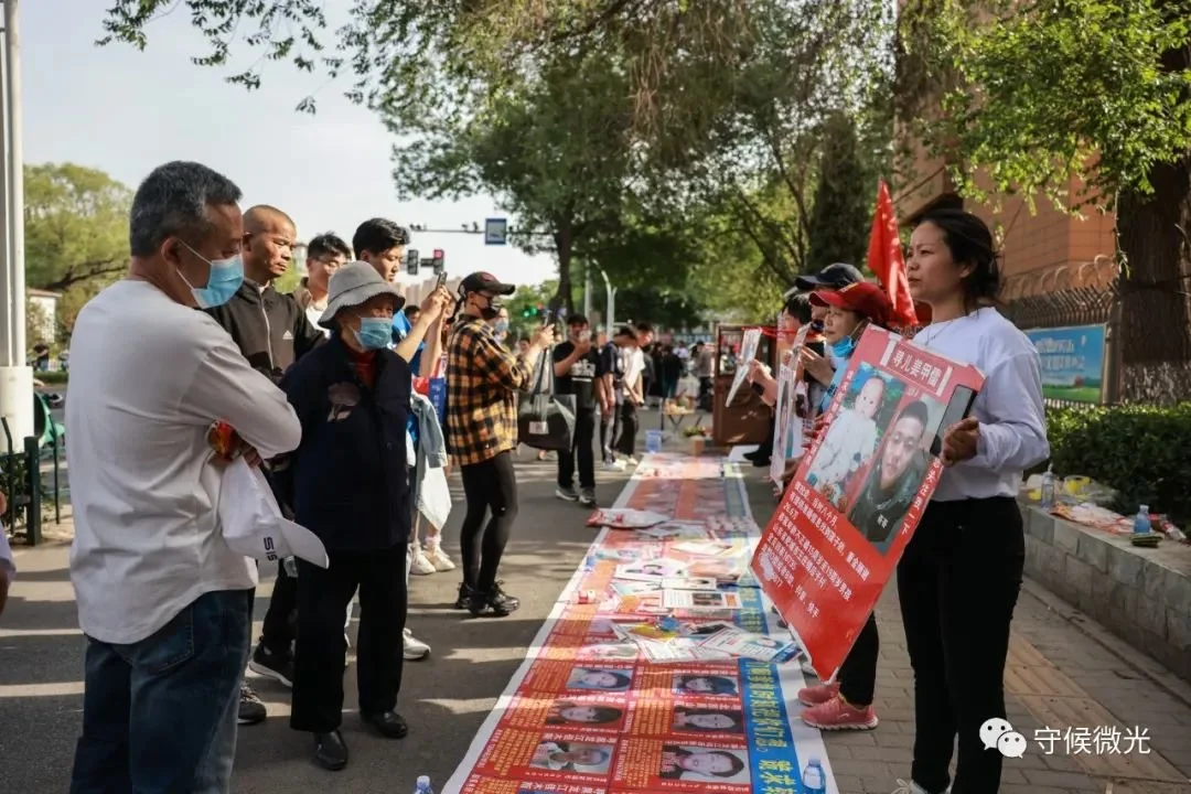 5月1日，山东淄博，来自山东泰安的乔芬（右一）和其他寻亲的父母在街头宣传。中青报·中青网记者 曲俊燕/摄