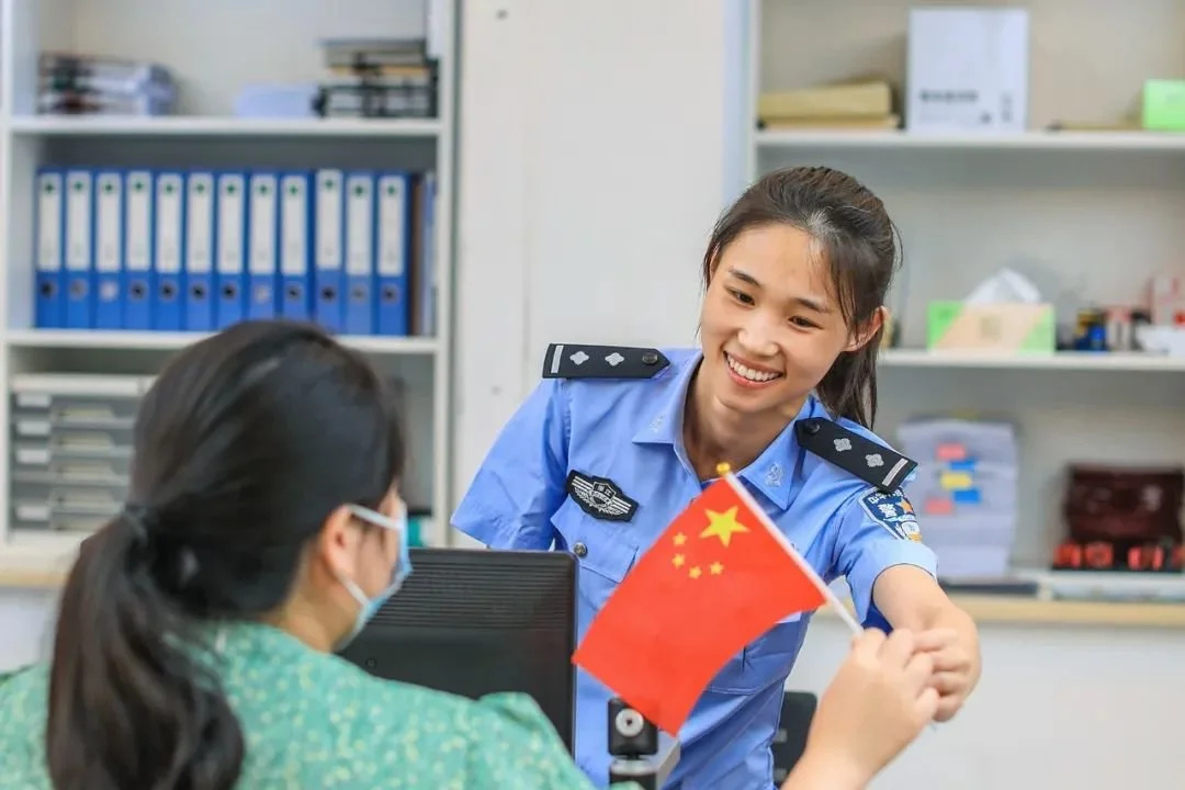 女子朋友圈官宣结婚，民警：赶紧分手（适合朋友圈官宣结婚的文案图片）