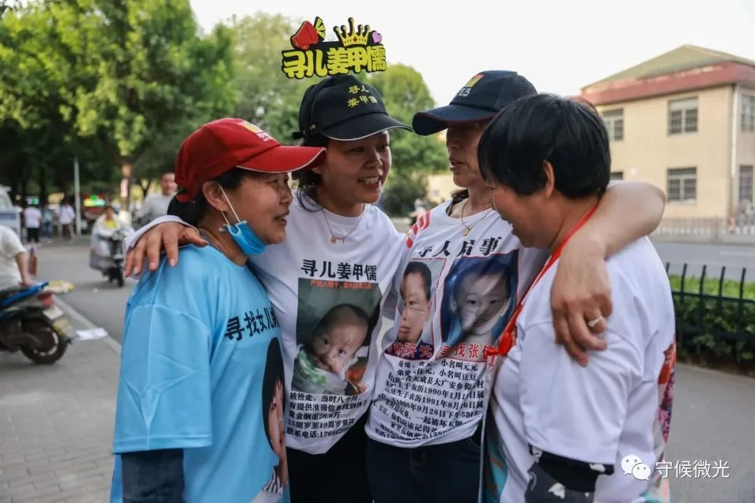 5月1日，山东淄博，几位寻亲的母亲相互拥抱鼓励。中青报·中青网记者 曲俊燕/摄