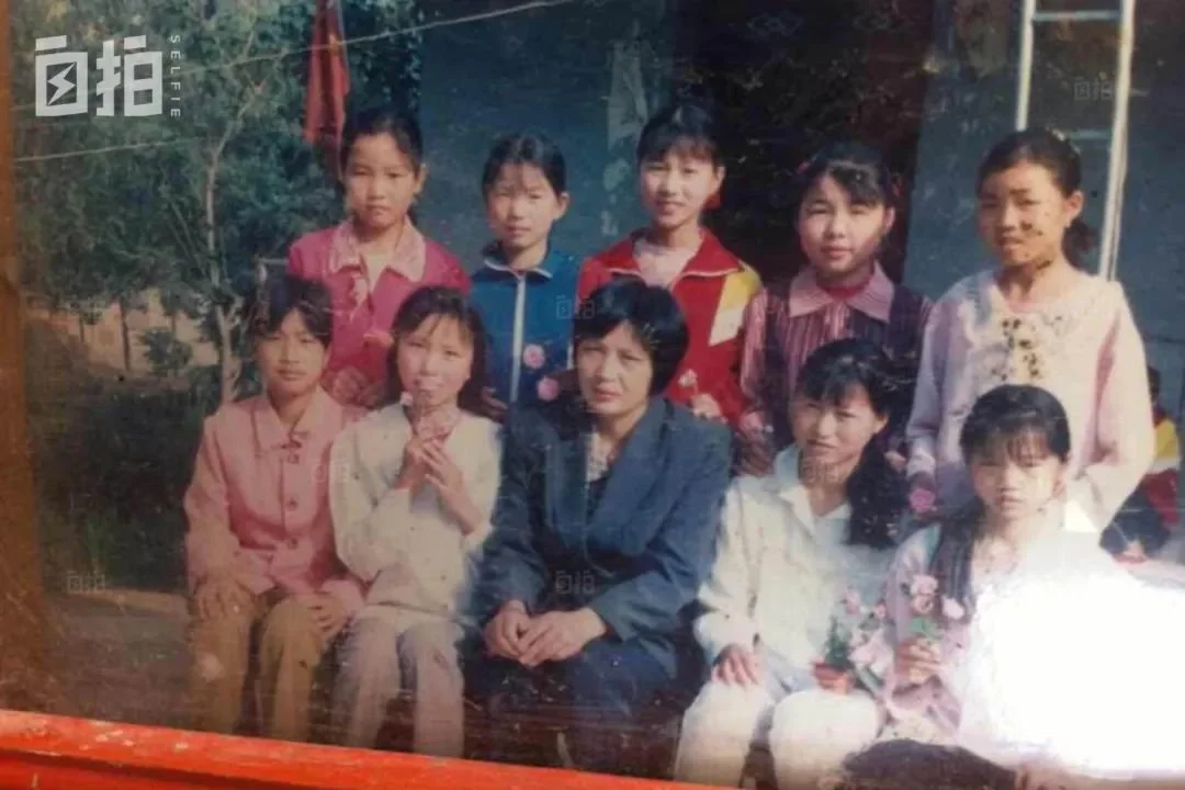 我（前排左二）的小学毕业照片，能看出来那时候的我已经非常爱美。