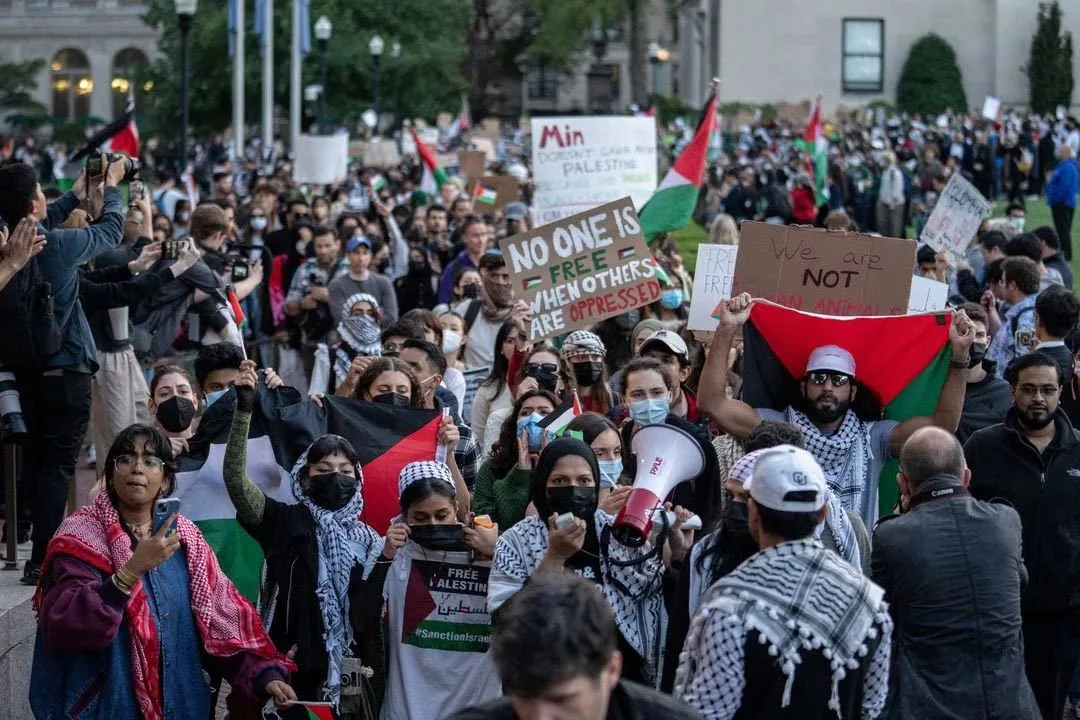 美国哥伦比亚大学亲巴勒斯坦学生群体与亲以色列学生群体各自举行抗议示威活动 图自：路透社