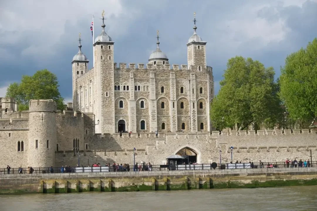 位于泰晤士河畔的伦敦塔Tower of London，在中世纪时曾经是堡垒、王宫和监狱。现在这里作为历史遗迹博物馆向游客开放。/unsplash