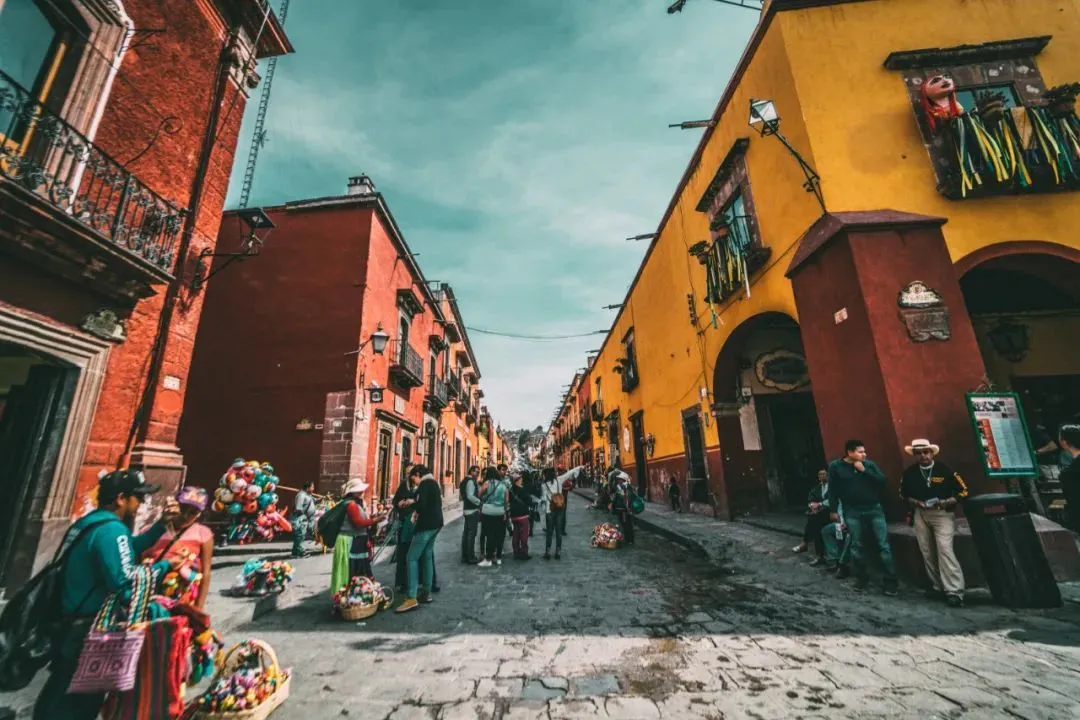 圣米格尔-德阿连德（San Miguel de Allende）是墨西哥中部的一个直辖市，由瓜纳华托州负责管辖/图源：unsplash