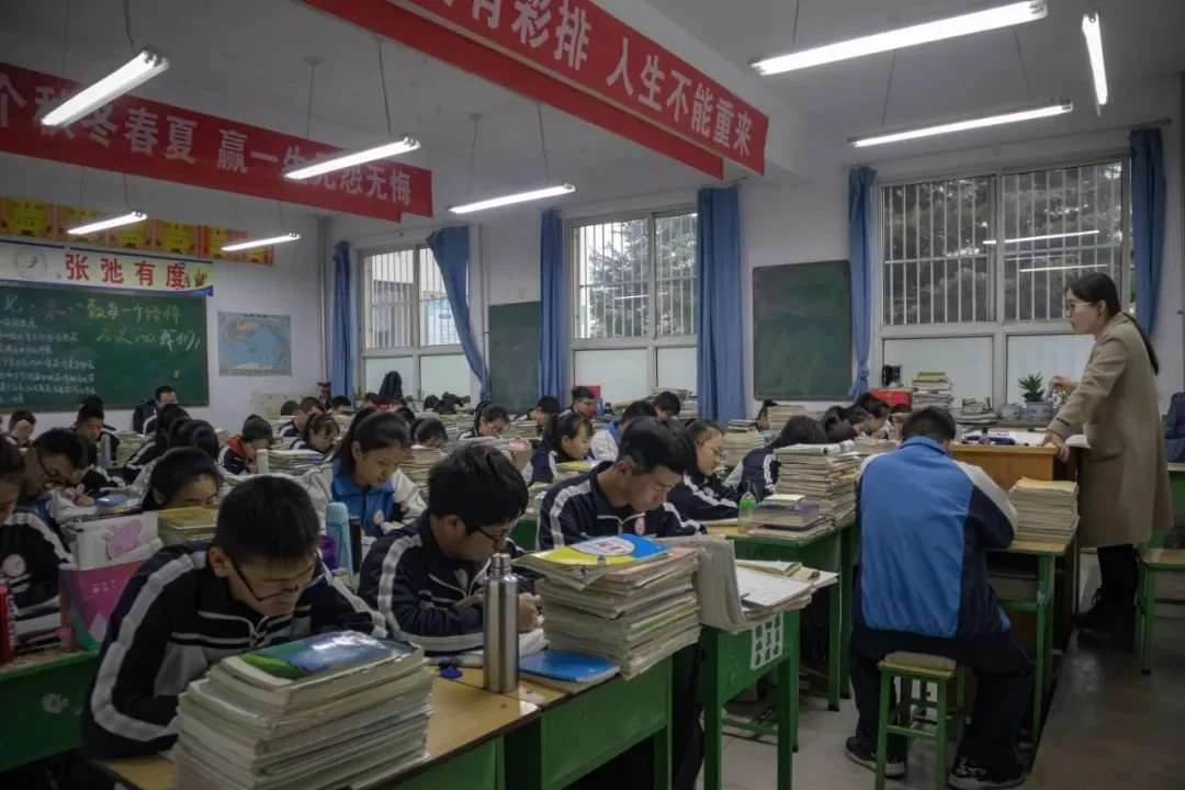 山西，晉城，一所高中畢業(yè)班教室，同學(xué)們正在備戰(zhàn)高考。圖/圖蟲(chóng)創(chuàng)意