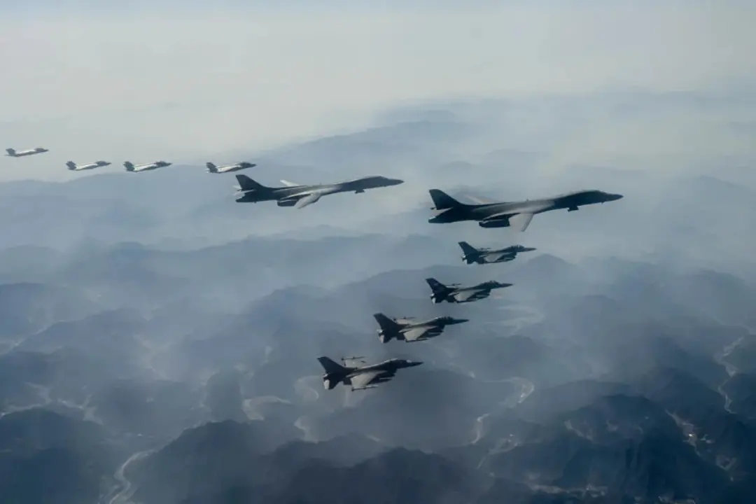 美军B-1B轰炸机在朝鲜半岛上空与韩国空军展开联合演习