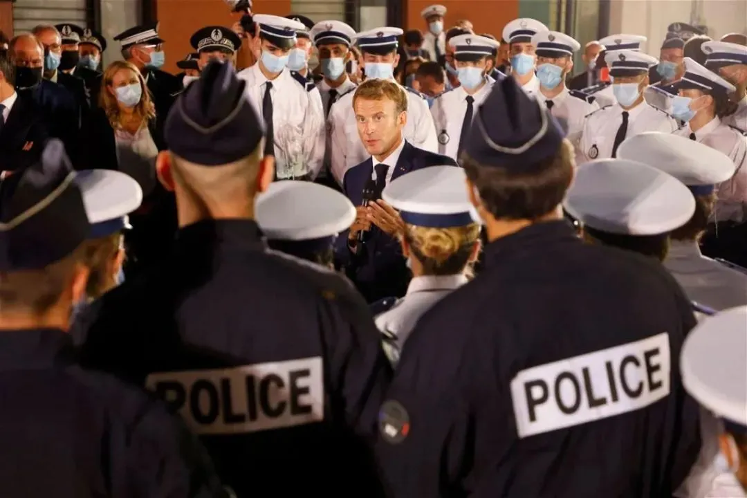 ▲ 2021年9 月 1 日，法国总统埃马纽埃尔·马克龙在视察马赛北部的一个警察局时与警察交谈。（法新社图）