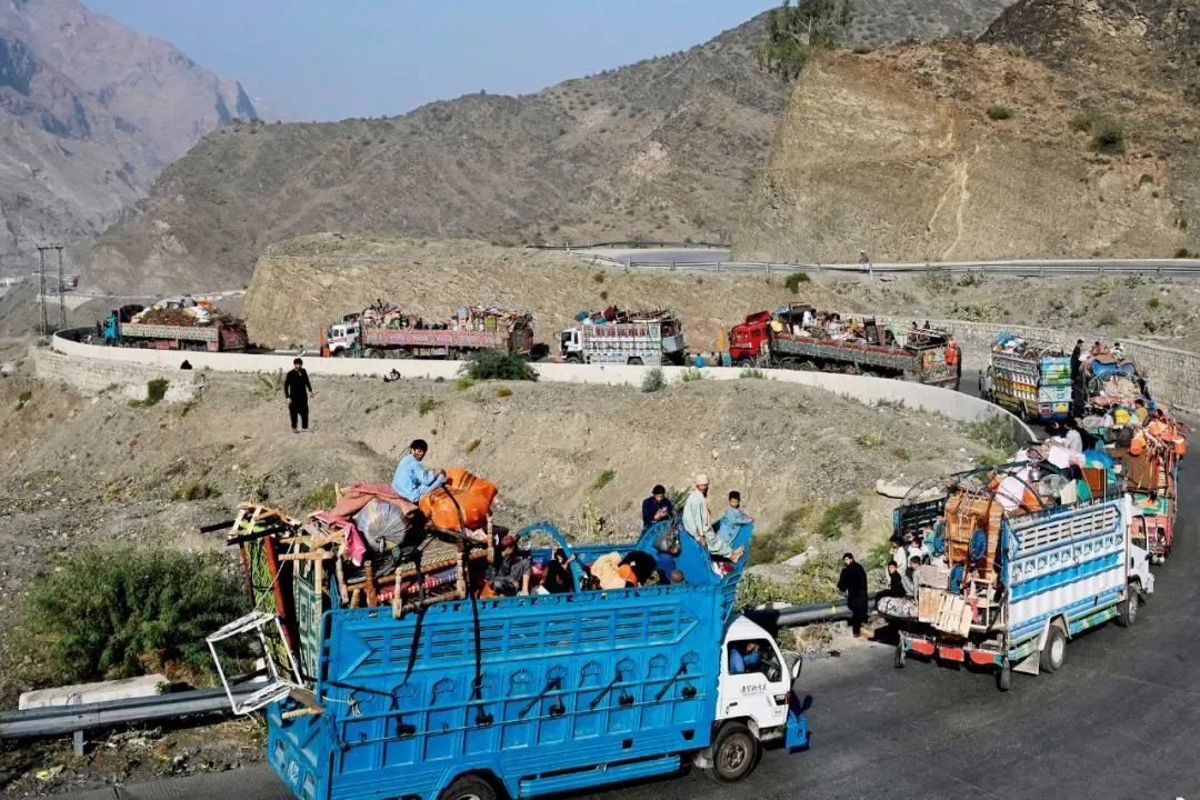 11月3日，在巴基斯坦政府决定驱逐非法滞留在当地的阿富汗人之后，载着阿富汗难民及其财物的卡车沿着边境驶向阿富汗。