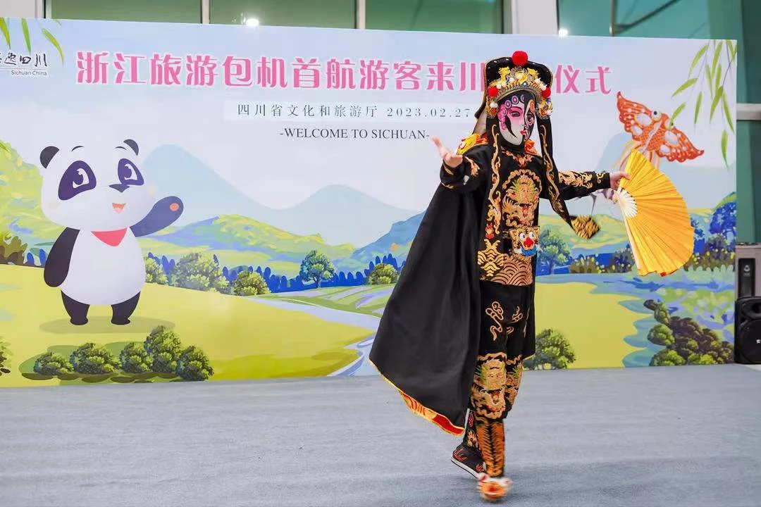 今年浙江首个旅游包机航班抵达四川 100多人旅游团将游览九寨沟、三星堆（浙江旅行团报价）