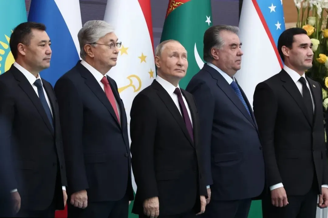 吉尔吉斯斯坦总统扎帕罗夫、哈萨克斯坦总统托卡耶夫、俄罗斯总统普京、塔吉克斯坦总统拉赫蒙和土库曼斯坦总统别尔德穆哈梅多夫在哈萨克斯坦阿斯塔纳会晤