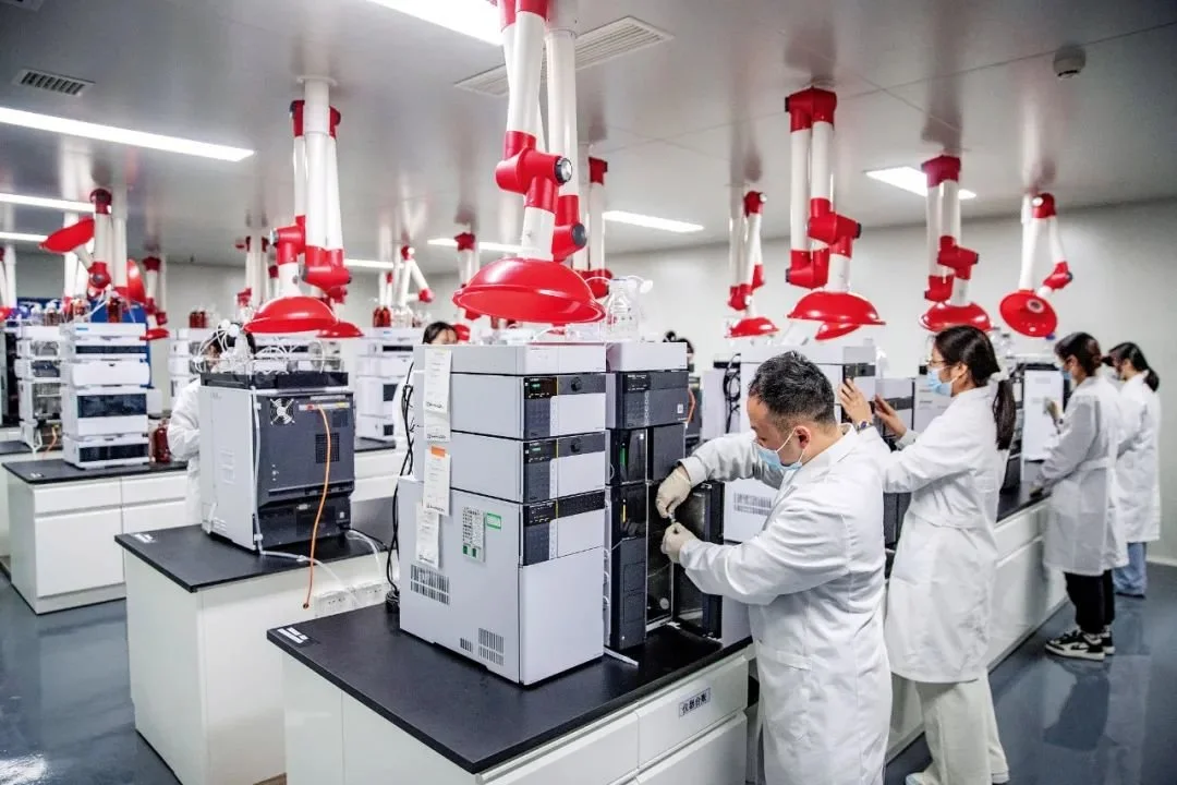 2022年12月，重庆市永川区，一家生物医药机构的一体化研发服务基地内，研究人员在液相区对样本进行色谱分析。图/新华