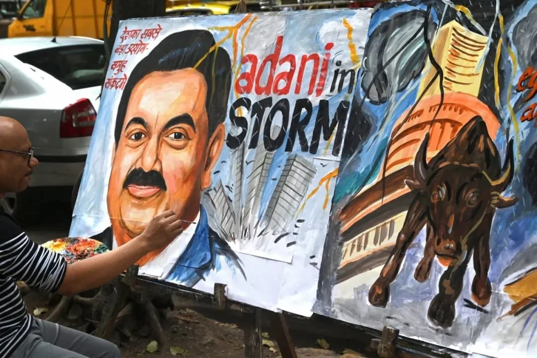 2月3日，有人在孟买街头作画，描绘阿达尼集团遇到的危机。