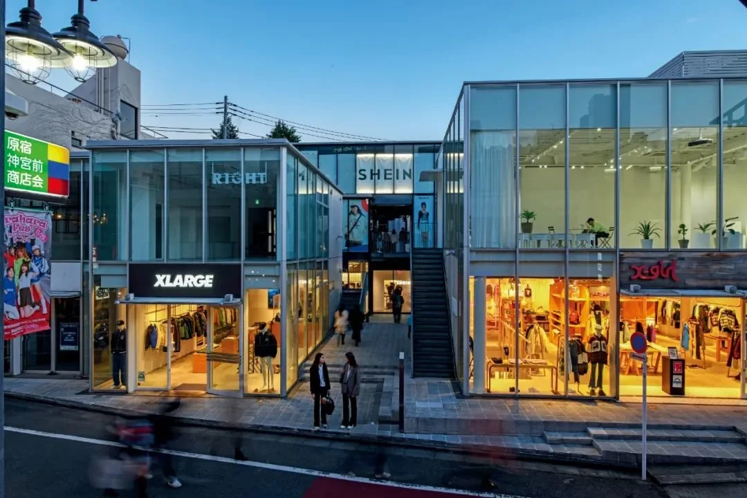 2022年11月13日，SHEIN在日本东京开设了全球第一家线下门店。本版图/视觉中国