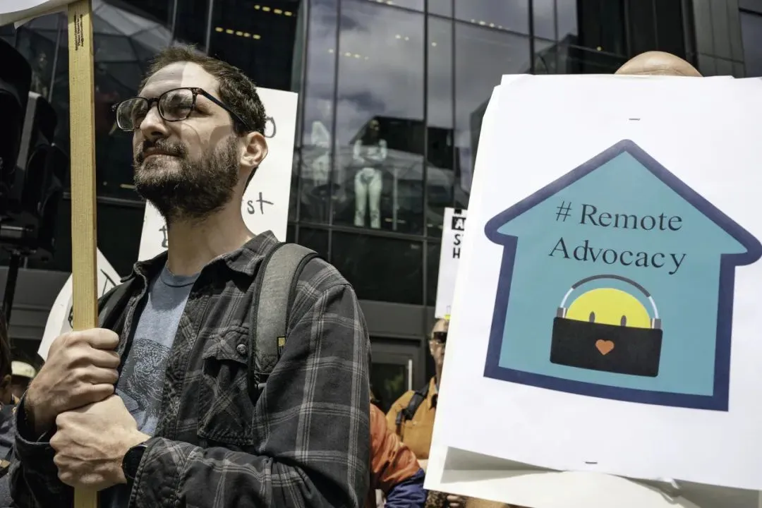 5月31日，美国西雅图，亚马逊员工在公司总部举行罢工，抗议公司要求员工重返办公室。（IC photo 图）