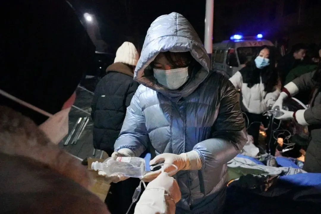 12月19日，在甘肅省臨夏回族自治州積石山保安族東鄉(xiāng)族撒拉族自治縣中西醫(yī)結(jié)合醫(yī)院門口，醫(yī)務(wù)人員準備醫(yī)療物資。新華社記者 馬希平 攝