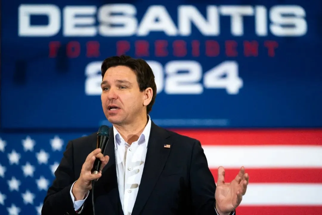 当地时间1月13日，美国共和党总统候选人罗恩·德桑蒂斯在艾奥瓦州的竞选活动中发表讲话。