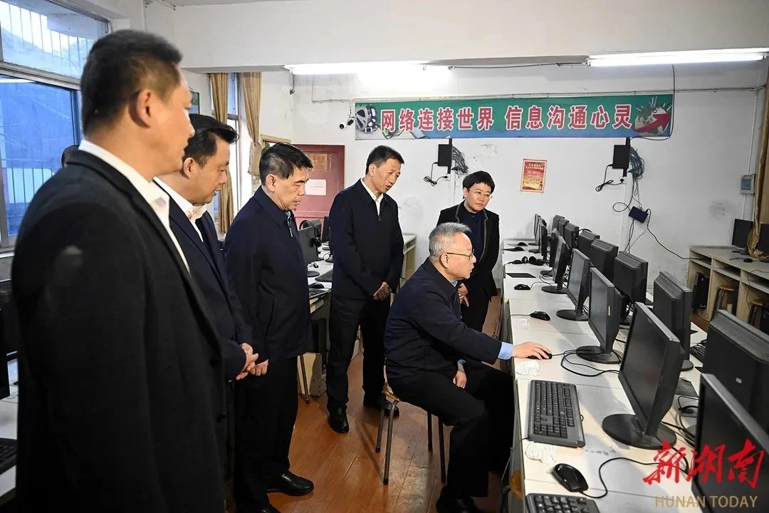 10月22日，沈晓明对渠阳镇艮山口中心小学基础设施和办学条件较差等问题进行暗访。 新湖南 图