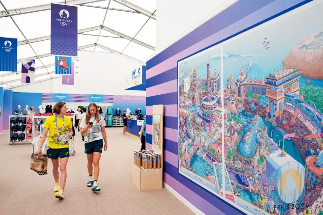 7月21日，巴黎奧運村的紀念品商店吸引“村民”。攝影/本刊記者 趙文宇