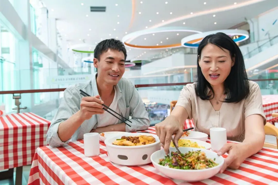 除了要控制饮食，多喝水、多运动、减体重这些生活方式的调整也都有助于痛风的预防和治疗 / 图虫创意