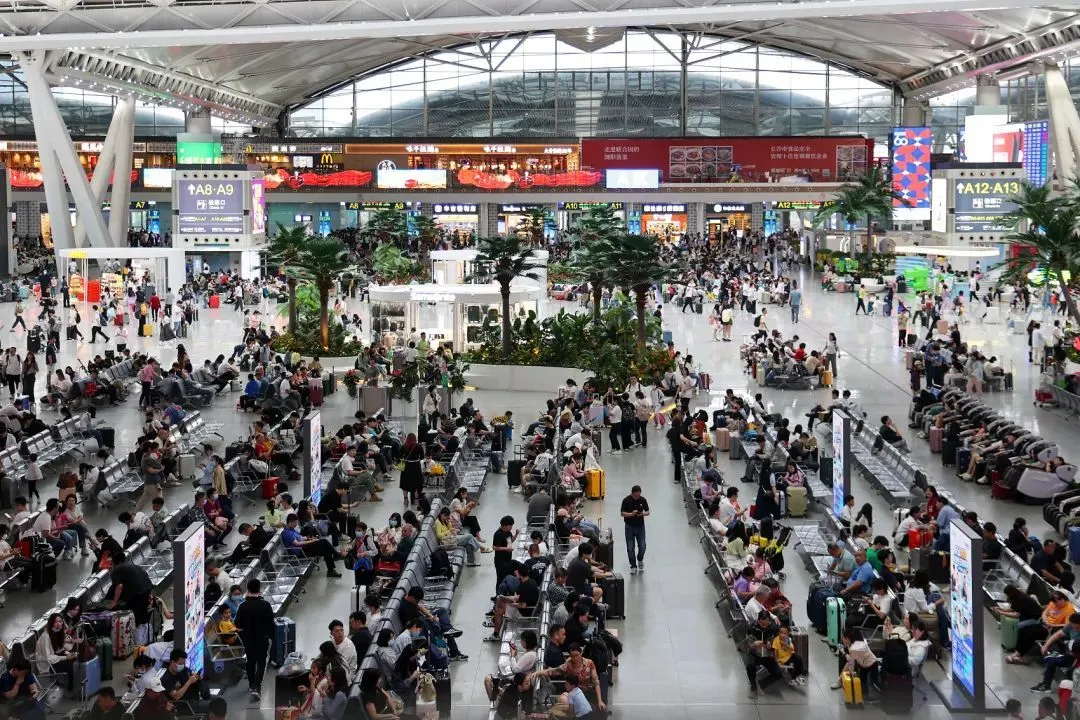根据铁路部门数据，今年五一假期，广州南站每天的到发客流量达到70万至80万人次。（图/视觉中国）