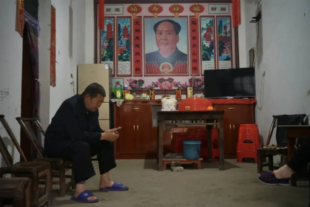5月11日，湖北省大悟县，被冒名注册了3个个体工商户的汪绪良坐在自己家中。