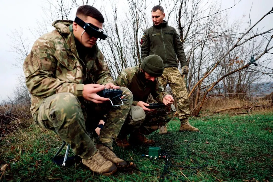 2023年11月16日，顿涅茨克地区，乌克兰军队的无人机操作员在训练。图/视觉中国