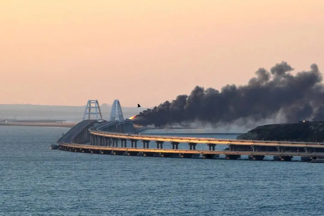 ▲这是2022年10月8日拍摄的克里米亚大桥起火现场。新华社/塔斯社