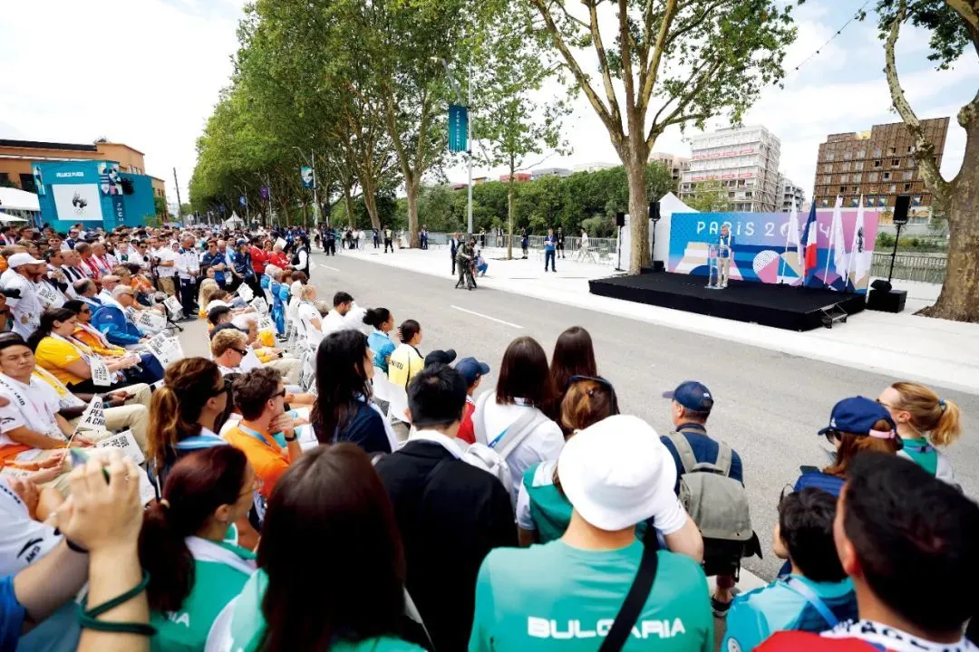 7月22日，“奧林匹克休戰牆”在巴黎奧運村揭幕，參賽的206個國家和地區奧委會及難民代表團的數百名運動員代表向世界發出呼籲——“給和平一個機會”。攝影/本刊記者 富田