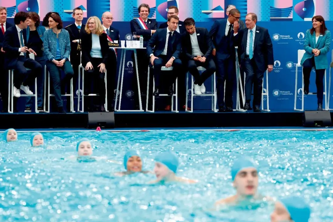 4月4日，法國總統馬克龍（中）等出席巴黎奧林匹克水上運動中心落成典禮。圖/視覺中國