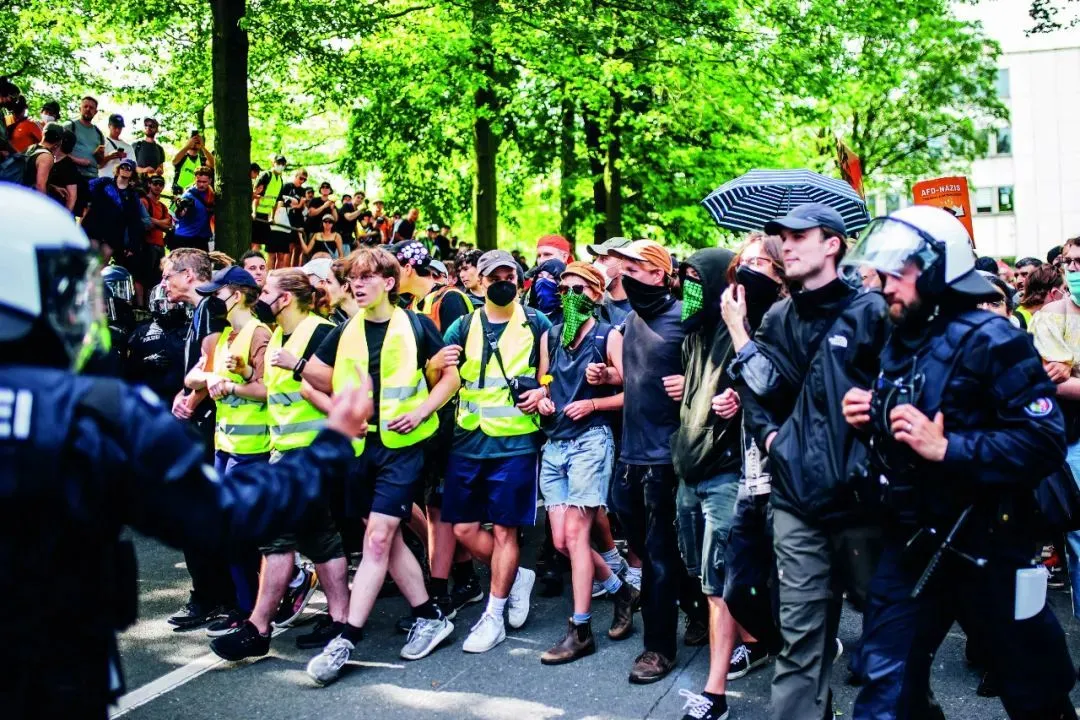 德国选择党在埃森举行党代会期间，许多民众在会场外举行抗议。