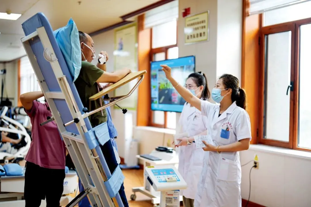 2023年9月12日，河北唐山市古冶区一家养老机构，工作人员指导老人进行康复训练。