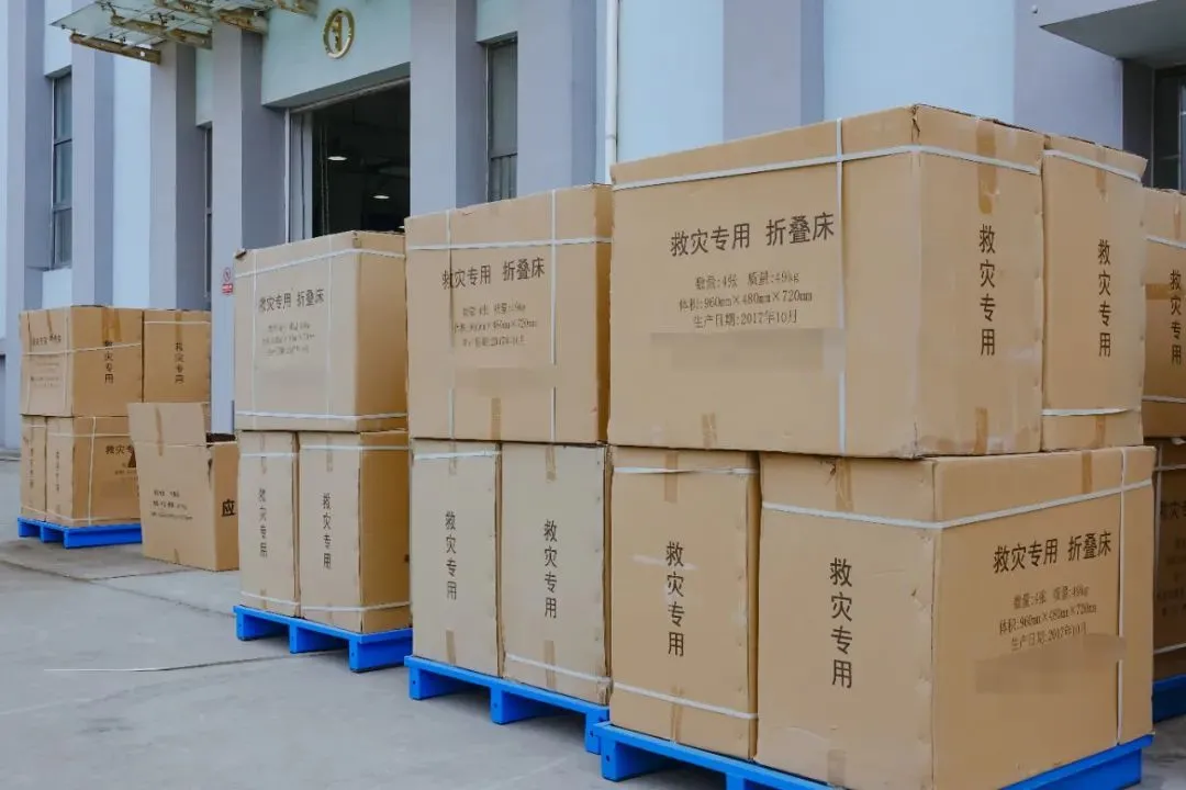 某救灾物资储备中心内的储备物资。