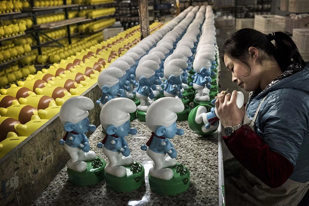 中国福建省的女工在工厂中伟蓝精灵模型涂上油漆