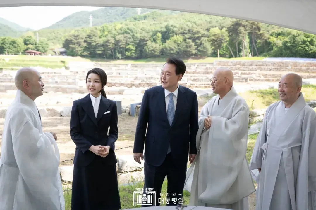 ·5月19日，金建希与尹锡悦一起出席佛教活动。（图源：韩国总统室）