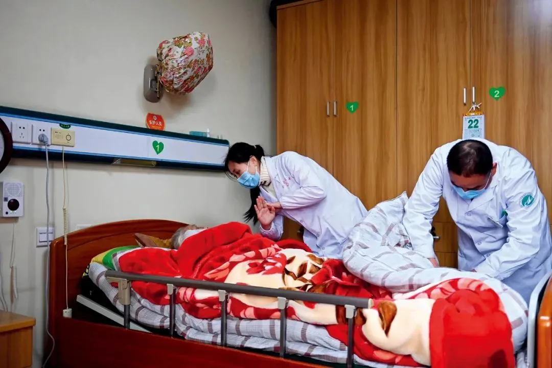 2024年1月22日，在浙江宁波市镇海区金生怡养院，医护人员为一位失能老人提供护理服务。