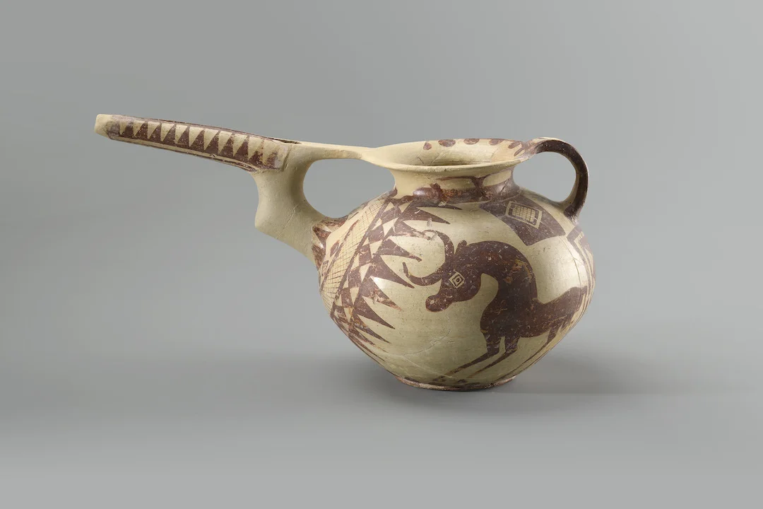 管流彩陶壶（ Painted pottery pot with a long spout） 约公元前 850—前550年 (铁器时代) 高 18.0 厘米，底径 8.5 厘米，口径 11.0 厘米，长度 34.0 厘米 伊斯法罕省，锡亚尔克遗址 伊朗国家博物馆藏