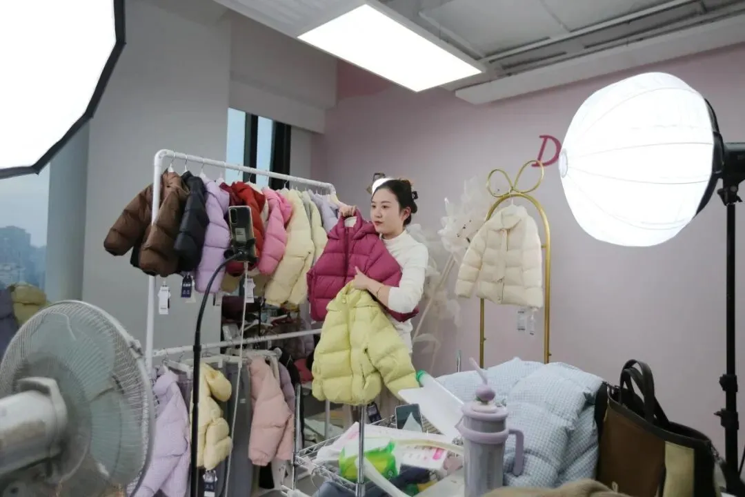 杭州网红大撤退:下坠的电商,过剩的人