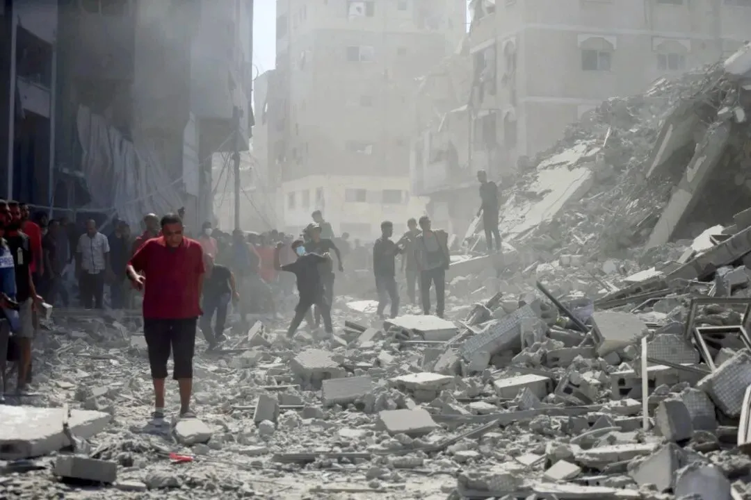 9月15日，巴勒斯坦人在加沙城查看遭以军袭击后的建筑废墟。图/新华