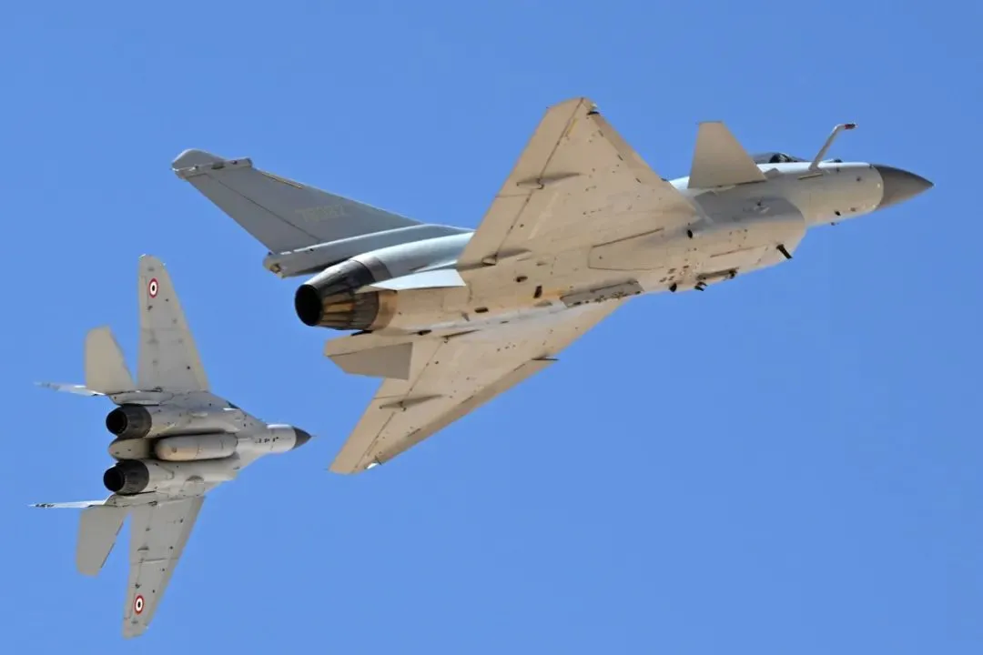 4月19日，埃及空军某基地，参加中埃“文明之鹰-2025”空军联合训练的中国空军歼-10C战机与米格-29战机进行训练。“中国军号”微信公众号