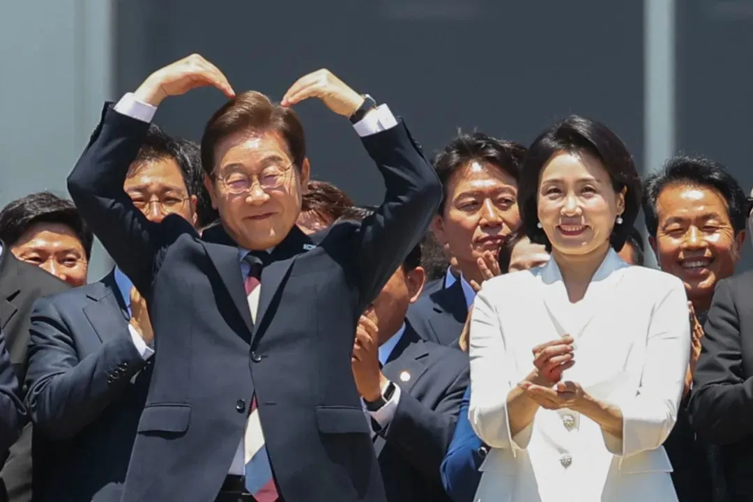 6月4日，李在明和夫人在韩国首尔的国会议事堂门外向支持者致意。韩国总统李在明于当日上午在国会正式宣誓就职。图/IC