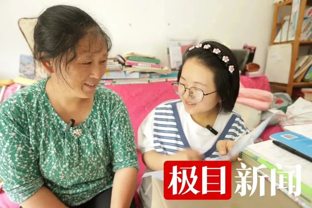 田艳青与母亲在一起