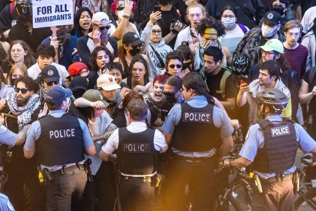 6月10日,在美国芝加哥市中心,抗议者与警察对峙。新华社发(文森特·约翰逊摄)