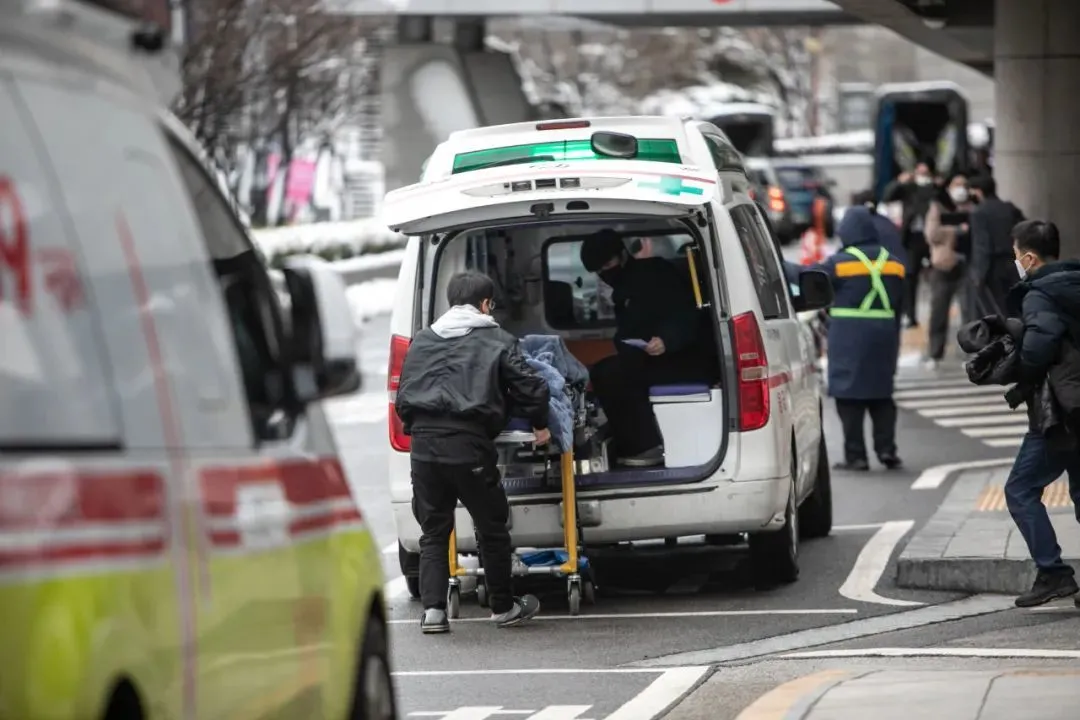 ▲2024年2月,首尔世福兰斯医院外的急救车,由非医院人员抬担架。当时韩国逾60%的实习医生因罢工没有报到上班。