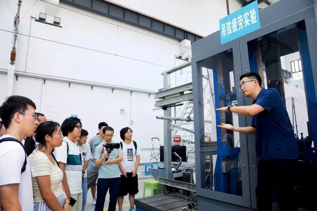 2024年9月4日，四川成都，西南交通大学组建了跨学院、跨学科、跨专业的课程团队，在2024年秋季学期开设了首门AI课程人工智能通识。图/中新