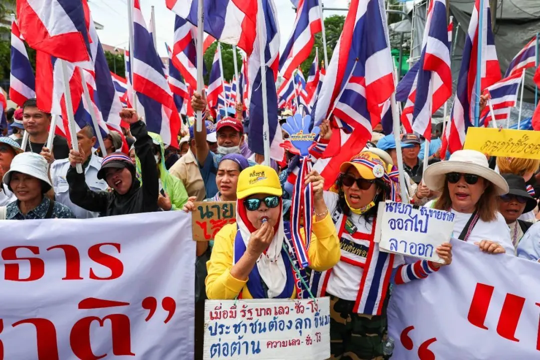 6月19日，泰国曼谷，抗议者聚集在政府大楼附近示威，要求佩通坦辞职。本文图/IC