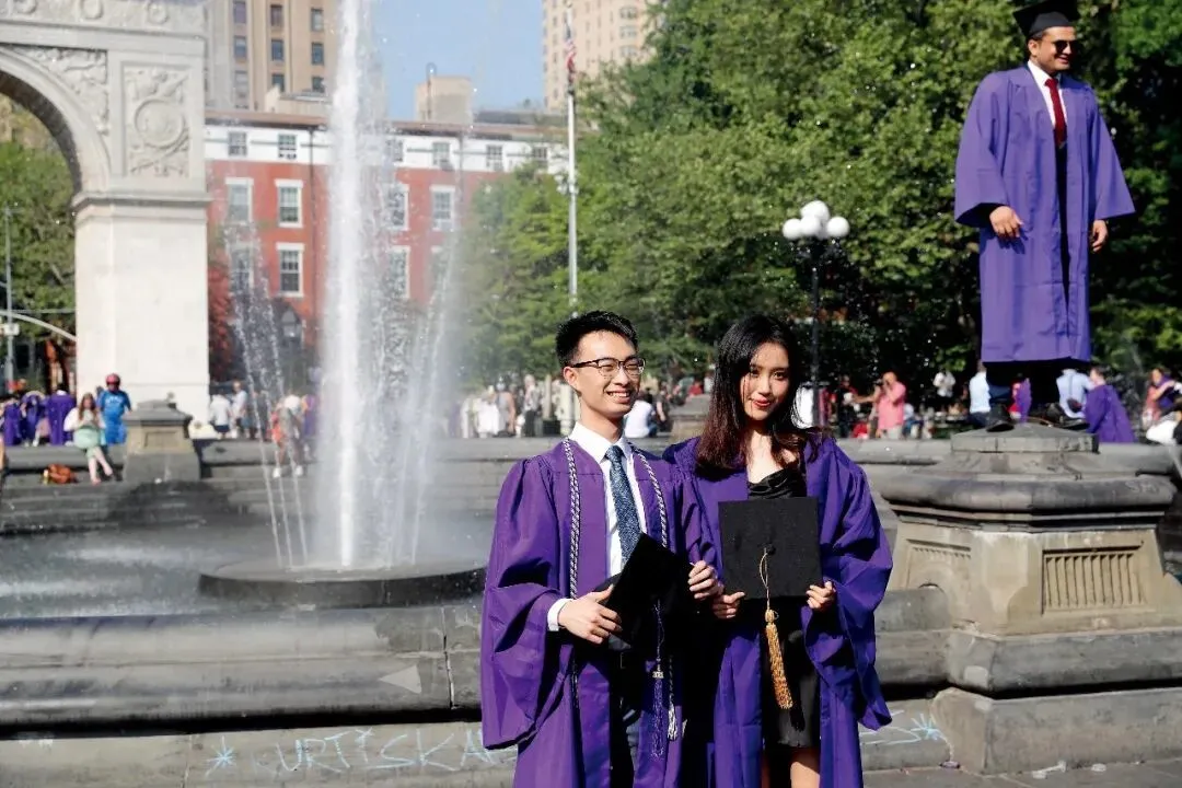 2021年5月19日，美国纽约大学的中国留学生在曼哈顿华盛顿广场欢庆毕业时刻。摄影/本刊记者 廖攀