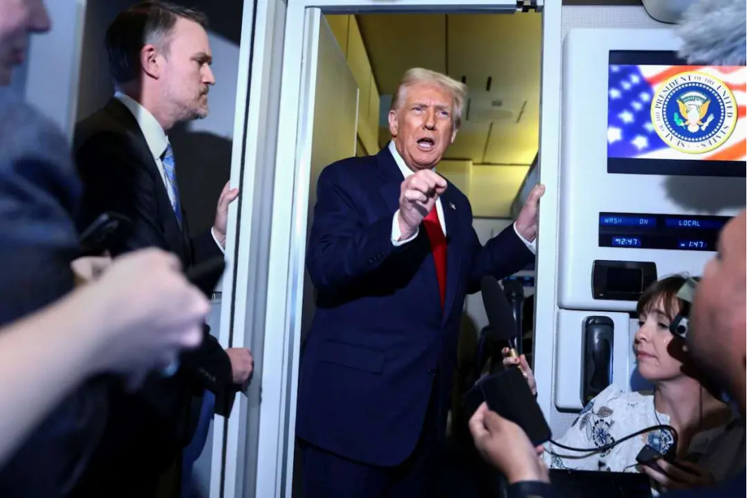 ◆特朗普结束访韩之旅,在空军一号上接受媒体采访。